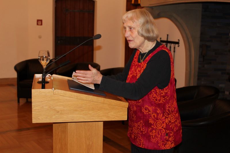 Frau Althoff hält ihre Dankesrede zur Verleihung des Bundesverdientstkreuzes